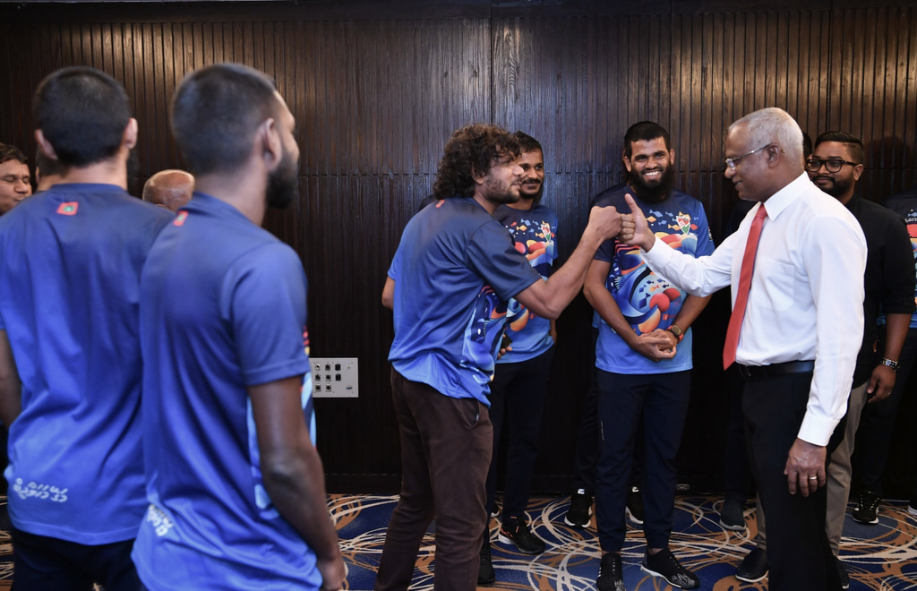 ގައުމީ ފުޓުބޯޅަ ޓީމަށް ރައީސް ހިތްވަރު ދެއްވުން