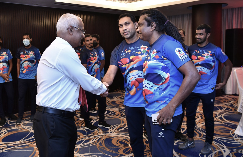 ގައުމީ ފުޓުބޯޅަ ޓީމަށް ރައީސް ހިތްވަރު ދެއްވުން