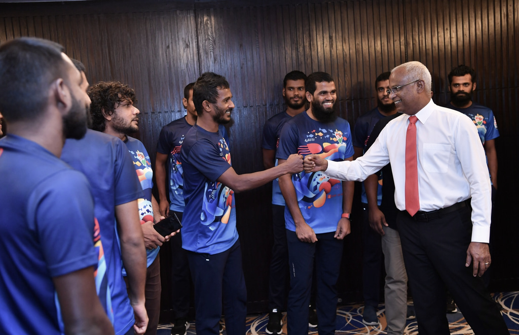 ގައުމީ ފުޓުބޯޅަ ޓީމަށް ރައީސް ހިތްވަރު ދެއްވުން