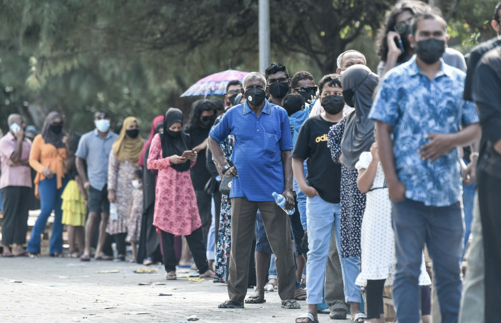 ކޮވިޑް ސާމްޕަލް ނަގަން އަނެއްކާވެސް ދިގު ކިއޫތަކެއް