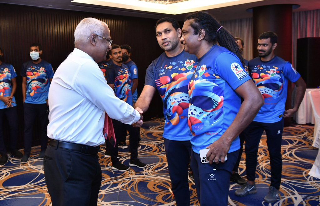 ގައުމީ ފުޓުބޯޅަ ޓީމަށް ރައީސް ހިތްވަރު ދެއްވުން