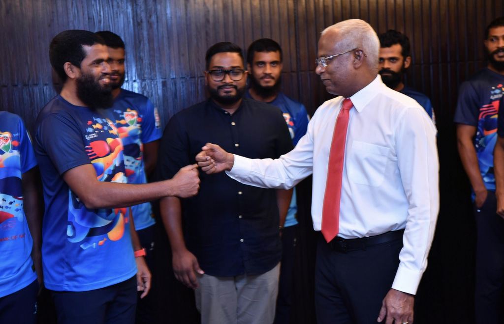 ގައުމީ ފުޓުބޯޅަ ޓީމަށް ރައީސް ހިތްވަރު ދެއްވުން