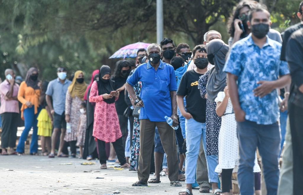 ކޮވިޑް ސާމްޕަލް ނަގަން އަނެއްކާވެސް ދިގު ކިއޫތަކެއް