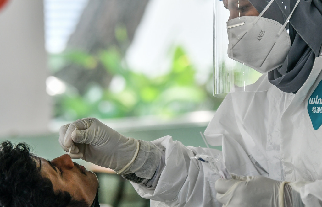 ކޮވިޑް ސާމްޕަލް ނަގަން އަނެއްކާވެސް ދިގު ކިއޫތަކެއް