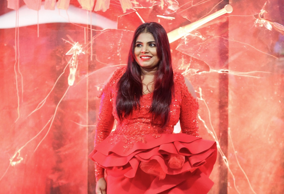 ދިވެހި ފިލްމު "ނީނާ"ގެ ރެޑްކާޕެޓްގައި އެ ފިލްމުގެ ލީޑު ރޯލު ކުޅޭ ތަރި، ނުޒުހަތު ޝުއައިބު (ނުޒޫ).-- ފޮޓޯ: ފަޔާޒް މޫސާ | މިހާރު