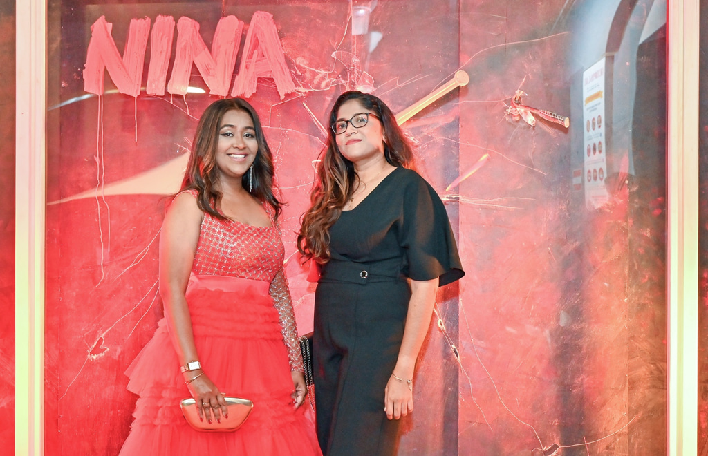 ދިވެހި ފިލްމު "ނީނާ"ގެ ރެޑްކާޕެޓްގައި އެކްޓްރެސް ނަތާޝާ ޖަލީލް (ވ) އާއި އިތުރު މީހަކު ބައިވެރިވަނީ.-- ފޮޓޯ: ފަޔާޒު މޫސާ | މިހާރު