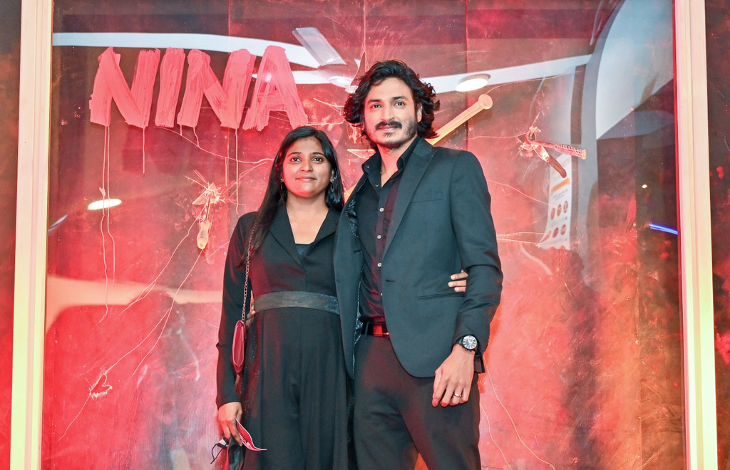 ދިވެހި ފިލްމު "ނީނާ"ގެ ރެޑްކާޕެޓްގައި އެ ފިލްމުގެ ލީޑު ރޯލު ކުޅޭ ތަރި، ޝަރަފް އަބްދުﷲ، އަންހެނުންނާއެކު ފޮޓޯއަކަށް ހުއްޓިލައިގެން.-- ފޮޓޯ: ފަޔާޒް މޫސާ | މިހާރު