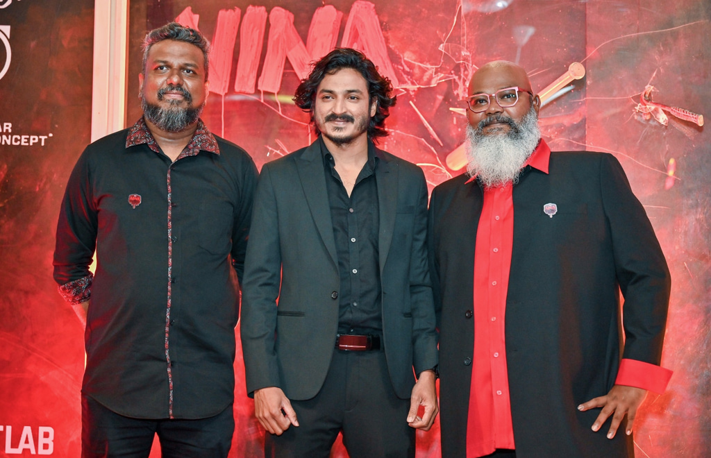 ދިވެހި ފިލްމު "ނީނާ"ގެ ރެޑްކާޕެޓްގައި އެ ފިލްމުގެ ޑައިރެކްޓަރު އިލްޔާސް ވަހީދު އާއި ލީޑު ރޯލު ކުޅޭ ތަރި، ޝަރަފް އަބްދުﷲ، ޕްރޮޑިއުސަރަކާއެކު.-- ފޮޓޯ: ފަޔާޒް މޫސާ | މިހާރު