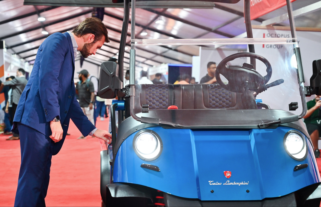 ލެމްބޯގިނީ ގޮލްފް ކާޓް ރާއްޖެއަށް ތައާރަފްކުރުން