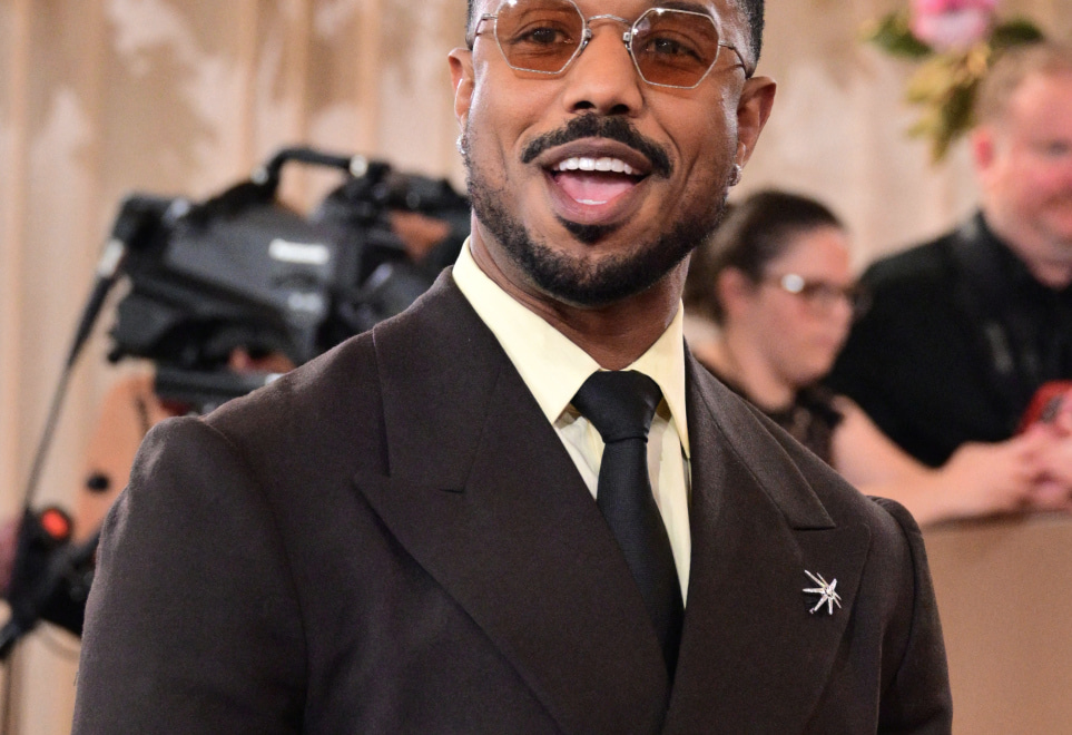 ގޯލްޑެން ގްލޯބްސް 2026: ގޯލްޑެން ގްލޯބްސް އެވޯޑުގެ ރެޑްކާޕެޓުގައި އެމެރިކާގެ އެކްޓަރު މައިކަލް ބީ ޖޯޑަން.-- ފޮޓޯ: އޭއެފްޕީ