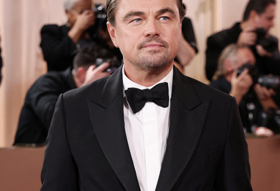 ގޯލްޑެން ގްލޯބްސް 2026: ގޯލްޑެން ގްލޯބްސް އެވޯޑުގެ ރެޑްކާޕެޓުގައި އެމެރިކާގެ އެކްޓަރު ލިއޮނާޑޯ ޑިކެޕްރިއޯ.-- ފޮޓޯ: އޭއެފްޕީ