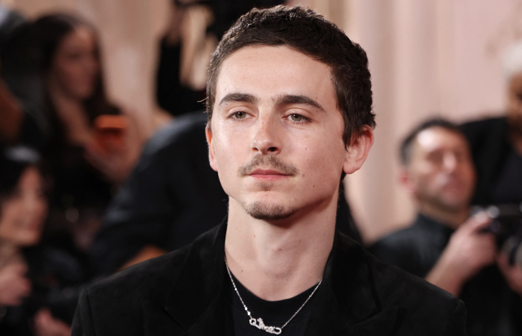 ގޯލްޑެން ގްލޯބްސް 2026: ގޯލްޑެން ގްލޯބްސް އެވޯޑުގެ ރެޑްކާޕެޓުގައި އެމެރިކާގެ އެކްޓަރު ޓިމޮތީ ޝެލަމޭ.-- ފޮޓޯ: އޭއެފްޕީ