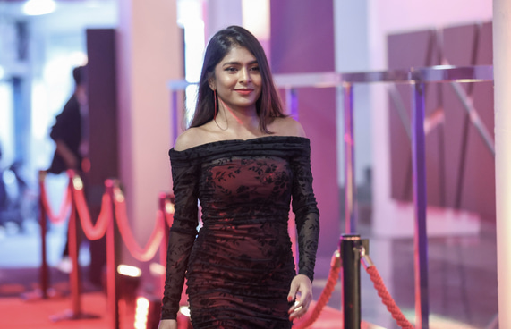 ދިވެހި ފިލްމު "ނީނާ"ގެ ރެޑްކާޕެޓްގައި އެކްޓްރެސް އައިޝާ އަލީ ބައިވެރިވަނީ.-- ފޮޓޯ: ފަޔާޒު މޫސާ | މިހާރު