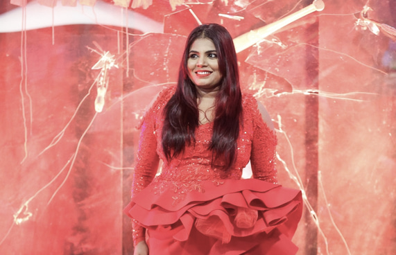 ދިވެހި ފިލްމު "ނީނާ"ގެ ރެޑްކާޕެޓްގައި އެ ފިލްމުގެ ލީޑު ރޯލު ކުޅޭ ތަރި، ނުޒުހަތު ޝުއައިބު (ނުޒޫ).-- ފޮޓޯ: ފަޔާޒް މޫސާ | މިހާރު