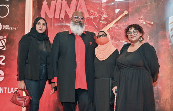 ދިވެހި ފިލްމު "ނީނާ"ގެ ރެޑްކާޕެޓްގައި ޑައިރެކްޓަރު އިލްޔާސް ވަހީދު އޭނާގެ އާއިލާގެ ބަޔަކާ އެކު ފޮޓޯއަކަށް ހުއްޓިގެން.--- ފޮޓޯ: ފަޔާޒު މޫސާ | މިހާރު