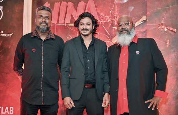 ދިވެހި ފިލްމު "ނީނާ"ގެ ރެޑްކާޕެޓްގައި އެ ފިލްމުގެ ޑައިރެކްޓަރު އިލްޔާސް ވަހީދު އާއި ލީޑު ރޯލު ކުޅޭ ތަރި، ޝަރަފް އަބްދުﷲ، ޕްރޮޑިއުސަރަކާއެކު.-- ފޮޓޯ: ފަޔާޒް މޫސާ | މިހާރު