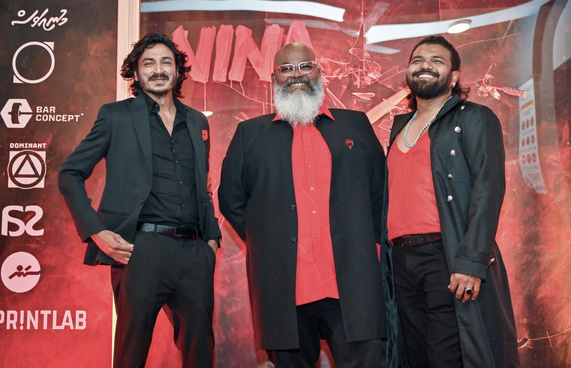 ދިވެހި ފިލްމު "ނީނާ"ގެ ރެޑްކާޕެޓްގައި އެ ފިލްމުގެ ޑައިރެކްޓަރު އިލްޔާސް ވަހީދު (މ) އާއި ލީޑު ރޯލު ކުޅޭ ތަރި، ޝަރަފް އަބްދުﷲ (ވ) އަދި އެކްޓަރު އިފްނާޒް ފިރާގު.-- ފޮޓޯ: ފަޔާޒް މޫސާ | މިހާރު