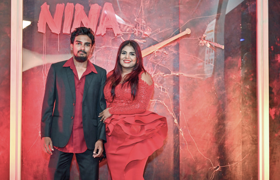 ދިވެހި ފިލްމު "ނީނާ"ގެ ރެޑްކާޕެޓްގައި އެ ފިލްމުގެ ލީޑު ރޯލު ކުޅޭ ތަރި، ނުޒުހަތު ޝުއައިބު (ނުޒޫ) އޭނާގެ ފިރިމީހާއާ އެކު.-- ފޮޓޯ: ފަޔާޒް މޫސާ | މިހާރު