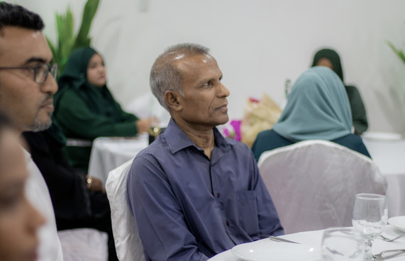 ޓައީ އަޅައިގެން ކިޔަވަން ޖެހުމަކީ އަނިޔާއެއް: ޑރ. ހަސަން