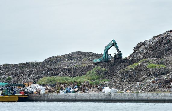 ބިދޭސީމީހާ މަރުވީ އެކްސްކަވޭޓަރުން ގައިމައްޗަށް ކުނިއެޅިގެން