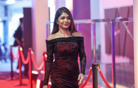 ދިވެހި ފިލްމު "ނީނާ"ގެ ރެޑްކާޕެޓްގައި އެކްޓްރެސް އައިޝާ އަލީ ބައިވެރިވަނީ.-- ފޮޓޯ: ފަޔާޒު މޫސާ | މިހާރު