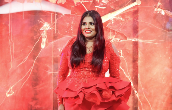 ދިވެހި ފިލްމު "ނީނާ"ގެ ރެޑްކާޕެޓްގައި އެ ފިލްމުގެ ލީޑު ރޯލު ކުޅޭ ތަރި، ނުޒުހަތު ޝުއައިބު (ނުޒޫ).-- ފޮޓޯ: ފަޔާޒް މޫސާ | މިހާރު