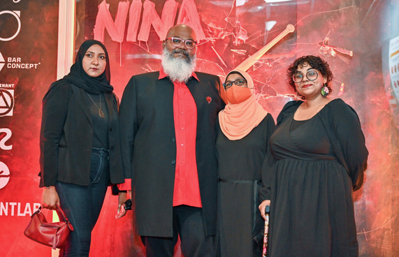 ދިވެހި ފިލްމު "ނީނާ"ގެ ރެޑްކާޕެޓްގައި ޑައިރެކްޓަރު އިލްޔާސް ވަހީދު އޭނާގެ އާއިލާގެ ބަޔަކާ އެކު ފޮޓޯއަކަށް ހުއްޓިގެން.--- ފޮޓޯ: ފަޔާޒު މޫސާ | މިހާރު