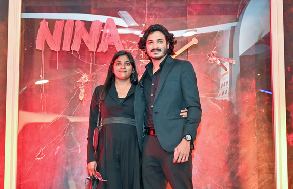 ދިވެހި ފިލްމު "ނީނާ"ގެ ރެޑްކާޕެޓްގައި އެ ފިލްމުގެ ލީޑު ރޯލު ކުޅޭ ތަރި، ޝަރަފް އަބްދުﷲ، އަންހެނުންނާއެކު ފޮޓޯއަކަށް ހުއްޓިލައިގެން.-- ފޮޓޯ: ފަޔާޒް މޫސާ | މިހާރު