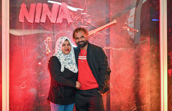 ދިވެހި ފިލްމު "ނީނާ"ގެ ރެޑްކާޕެޓްގައި ފިލްމުގެ ކާސްޓުގައި ހިމެނޭ އެކްޓަރުން ބައިވެރިވަނީ.-- ފޮޓޯ: ފަޔާޒު މޫސާ | މިހާރު