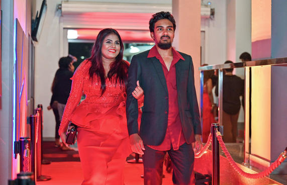 ދިވެހި ފިލްމު "ނީނާ"ގެ ރެޑްކާޕެޓްގައި އެ ފިލްމުގެ ލީޑު ރޯލު ކުޅޭ ތަރި، ނުޒުހަތު ޝުއައިބު (ނުޒޫ) އޭނާގެ ފިރިމީހާއާ އެކު.-- ފޮޓޯ: ފަޔާޒް މޫސާ | މިހާރު