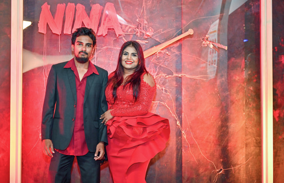 ދިވެހި ފިލްމު "ނީނާ"ގެ ރެޑްކާޕެޓްގައި އެ ފިލްމުގެ ލީޑު ރޯލު ކުޅޭ ތަރި، ނުޒުހަތު ޝުއައިބު (ނުޒޫ) އޭނާގެ ފިރިމީހާއާ އެކު.-- ފޮޓޯ: ފަޔާޒް މޫސާ | މިހާރު