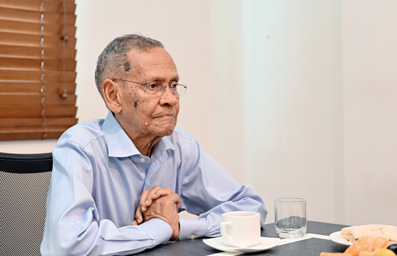 ޑރ. ޒާހިރަށް ކްރިކެޓްގެ ހިދުމަތުގެ ރަން މެޑަލް