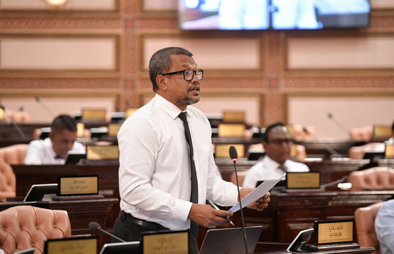 ގާނޫނުތަކާ ހިލާފަށް ހަރަދުކުރާކަމަށްބުނެ މަޖިލީހަށް ގަރާރެއް