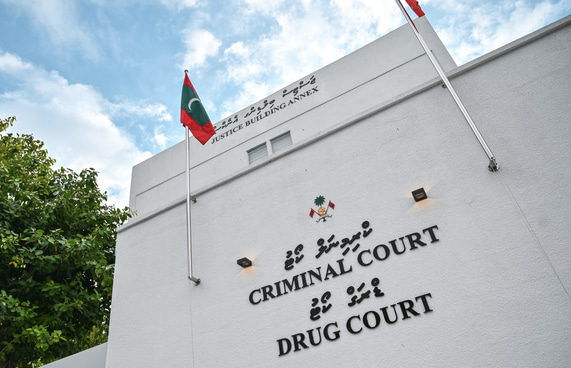 ޑްރަގުގެ ރެކޯޑު އޮންނަ 57 އަހަރުގެ އަންހެނަކު ހައްޔަރުކޮށްފި