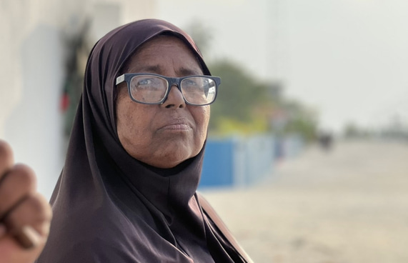 ކުއްލި މަރުތަކުގެ ކުރިމަތީގައި މި މަންމަ ގަދަ ހިތްވަރެއްގައި