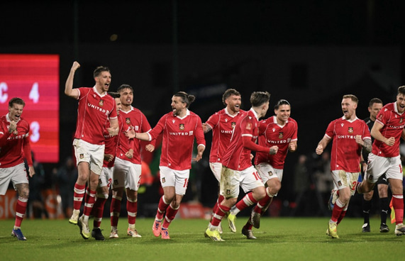 ހޮލީވުޑް ރެކްސްހެމުން އެފްއޭކަޕްގައި ފޮރެސްޓް ކަޓުވާލައިފި