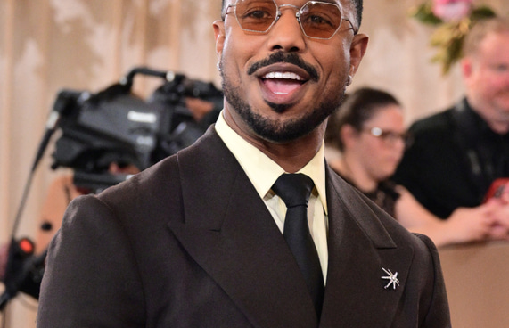 ގޯލްޑެން ގްލޯބްސް 2026: ގޯލްޑެން ގްލޯބްސް އެވޯޑުގެ ރެޑްކާޕެޓުގައި އެމެރިކާގެ އެކްޓަރު މައިކަލް ބީ ޖޯޑަން.-- ފޮޓޯ: އޭއެފްޕީ