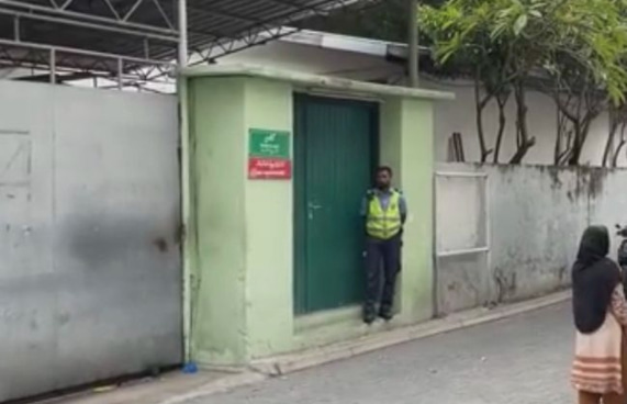 މޯޗަރީން ލޮއި ހޮޅިތަކެއް ވަގަށް ނެގުމުން ޖޫރިމަނާއެއް