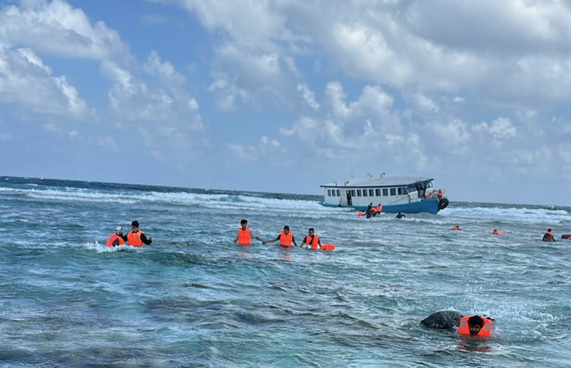 ގިނަ ބަޔަކު ގޮވައިގެން ދިޔަ މާފުށި ދޯނި ފެރީ ފަރަށް އަރައިފި