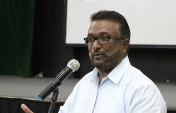 ޝެއިހް އަޒީޒަށް ސްޓްރޯކެއް ޖެހިގެން ފަރުވާދެނީ