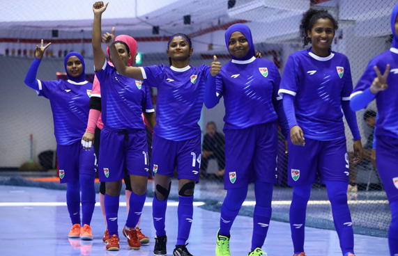 ރާއްޖެއަށް ކުރިއެރުން، ލަންކާ ކޮޅަށް ފަޒްލާގެ ހެޓްރިކް