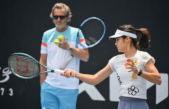 އެމާ 10 ވަނަ ކޯޗެއް ހޯދަނީ