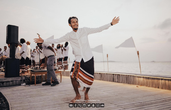 "ހަބޭސް"ގެ ފަންނާނަކު އޮޅުވާލައިގެން ޑޮލަރު ހޯދާ ކަމުގެ ތުހުމަތުގައި ގްރޫޕުން ވަކިކޮށްފި