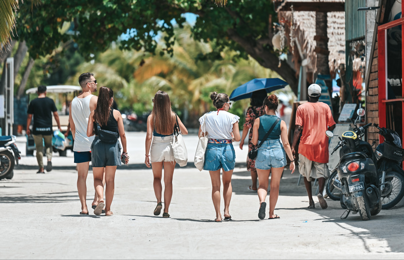 އާންމުން ތަންތަނުގައި ބިކިނީލުން މަނާކުރަން ޕެޓިޝަނެއް