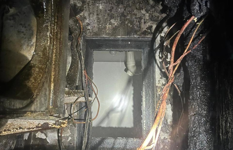 ހިޔާގެ އެނދި ފާހާނާ ހޮޅިތައް މަރާމާތުކުރަން ތިބޭއިރު ވެސް ބޮލަށް ނަޖިސް ފްލަޝްކުރަނީ